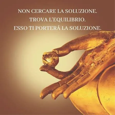 Mano dorata in posizione di meditazione con la frase: Non cercare la soluzione. Trova l'equilibrio. Esso ti porterà la soluzione.